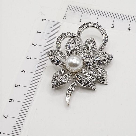 Brand New Pearl Rhinestone Silver Brooch Pin - Picture 2 of 3